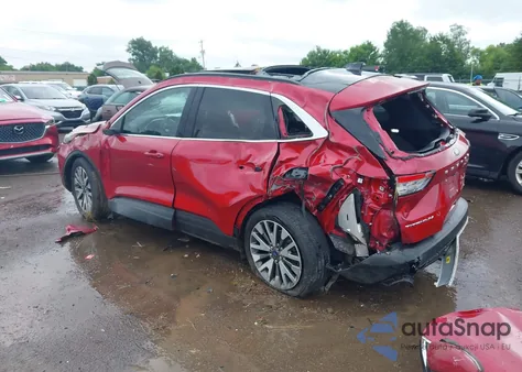 2020 Ford Escape Titanium z USA, uszkodzony, nr VIN 1FMCU9J9XLUA99423